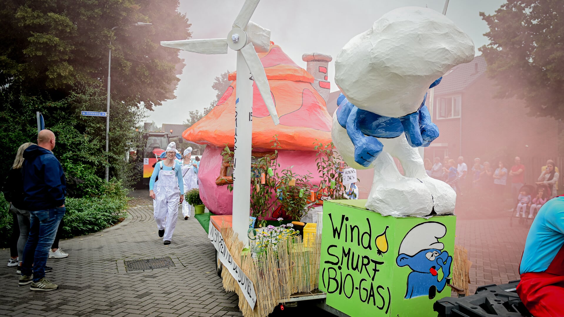 'Wij smurfen met de tijd mee' is de winnende wagen van Drempt. Foto: Achterhoekfoto.nl/Paul Harmelink