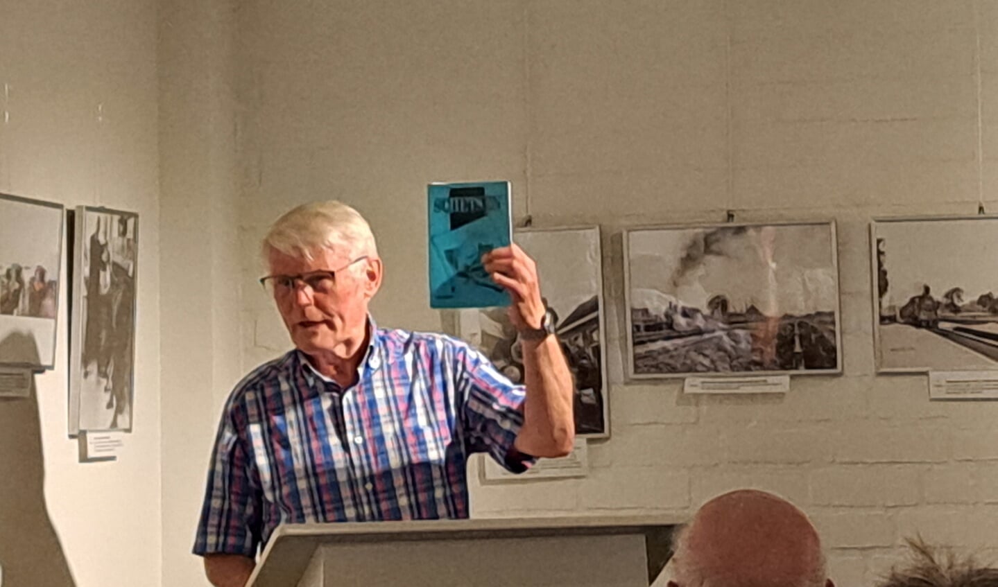 Wim Ruiterkamp las het verhaal 'Varve' voor van dialectschrijver Gerhard Uwland. Foto: Boukje Tijhuis