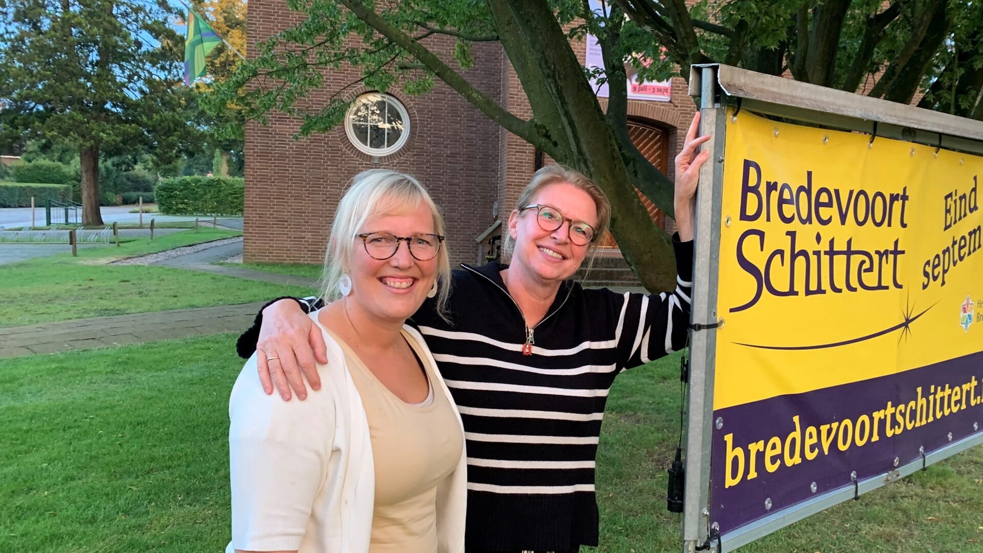 Voorzitter Tjitske Woordes en PR-lid Karianne Hoekstra bij een banner van Bredevoort Schittert. Foto: Jos Wessels