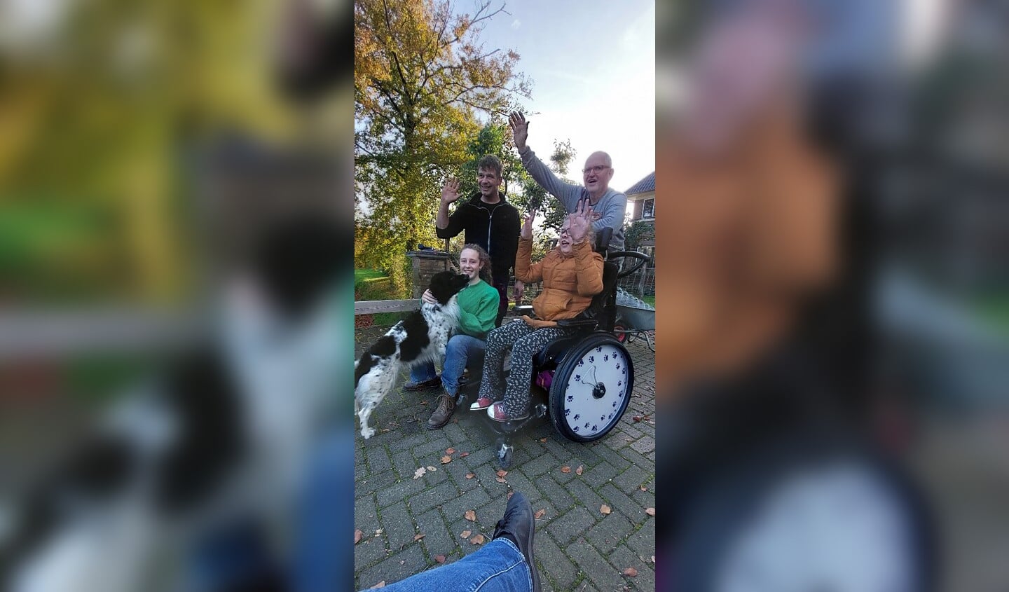 Janse Kamerling (rechts vooraan) met vader Steven, opa Adriaan, zus Sofieke, en hond Friebor. Foto: PR