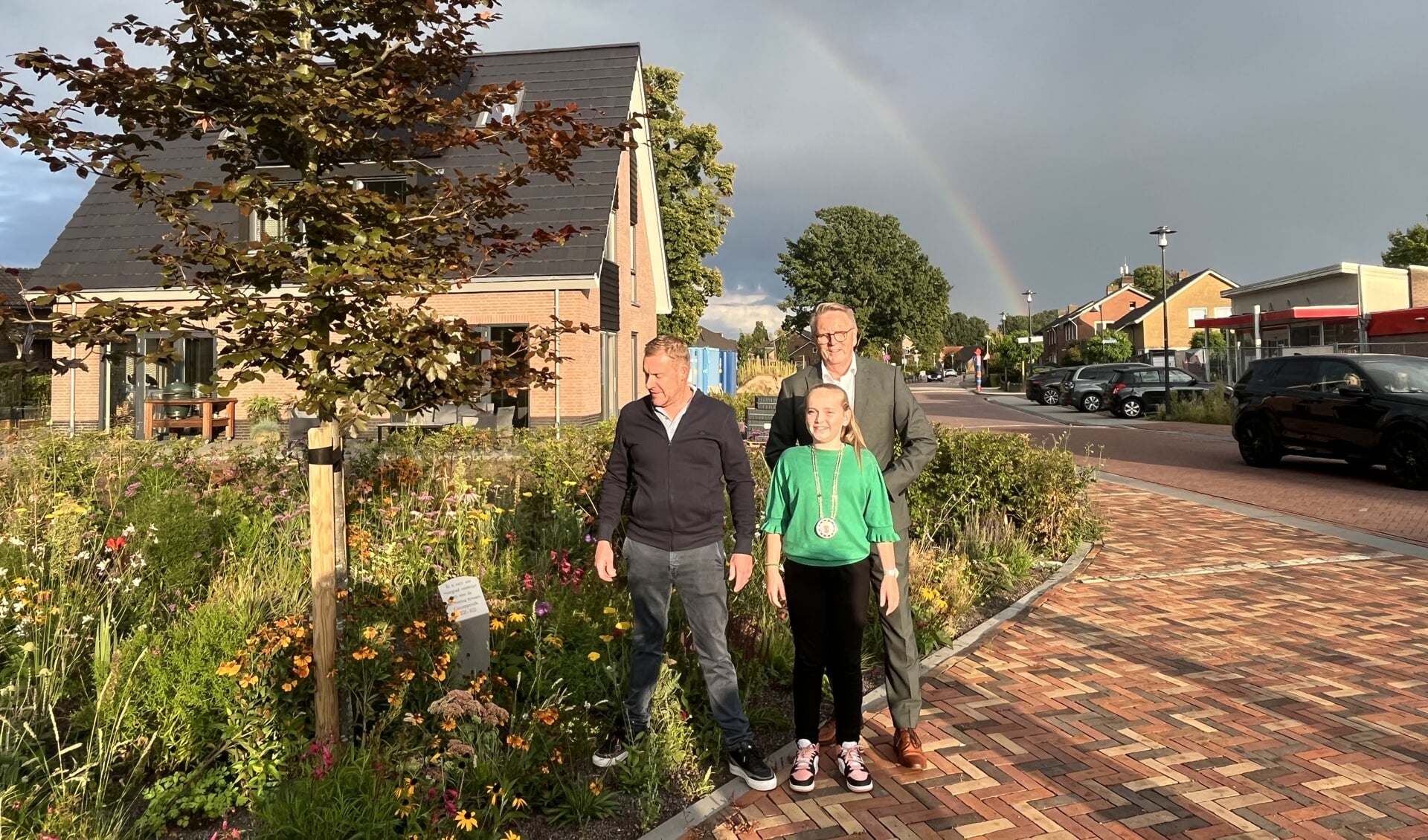 Tijdens de onthulling van de herdenkingsboom in Braamt verscheen een regenboog aan de hemel. Foto: Karin van der Velden