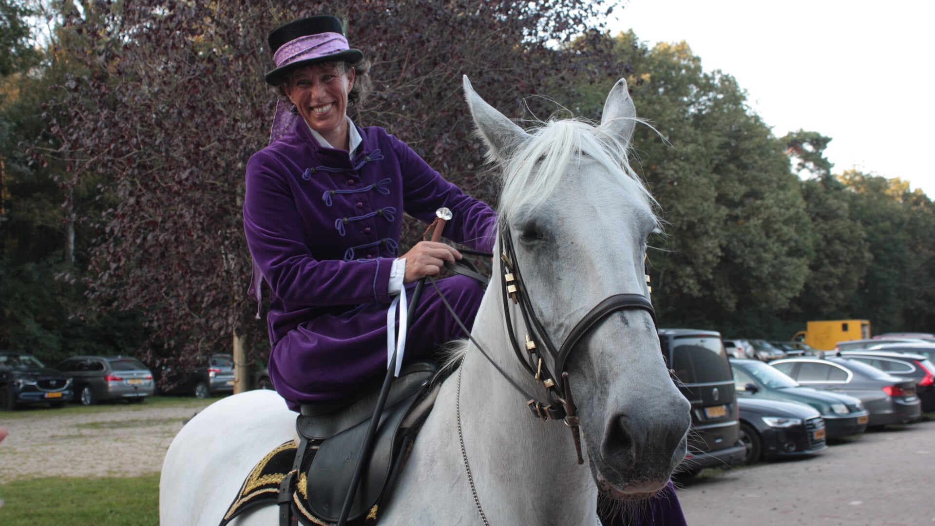 Jacqueline Poot verraste met haar paard Roos de aanwezigen met een prachtige kür op muziek, uitgevoerd in dameszadel en een fraaie oud-Engelse jurk. Foto: PR