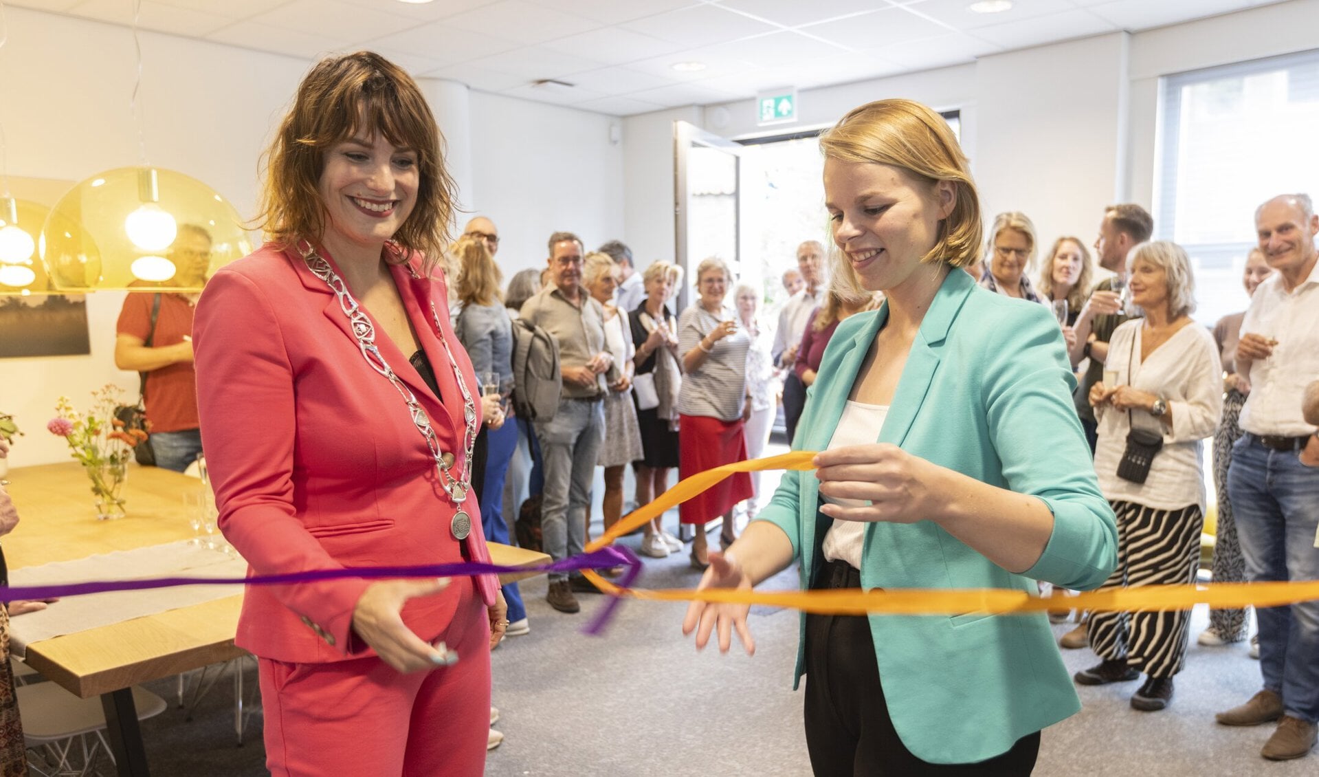 Locoburgemeester Eva Boswinkel en districtsmanager Jetske Nijman openen de nieuwe locatie van Slachofferhulp Nederland op de Nieuwstad. Foto: Patrick van Gemert