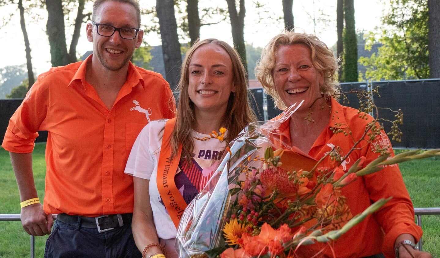 De nieuwe koningin Evelien ten Have te midden van Peter Liesker en Ineke Nijen Es van Oranjevereniging Ruurlo. Foto: Vivian Meulenveld