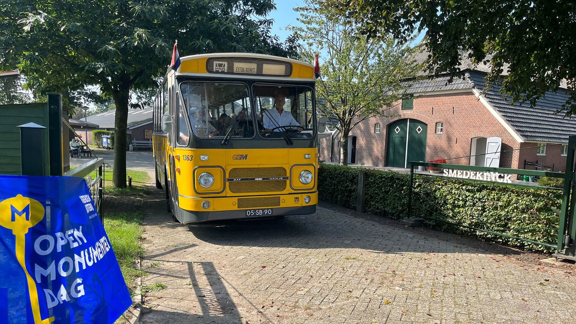 De oldtimer GSM autobus rijdt het erf van museum Smedekinck op. Foto: Gijs Boelaars