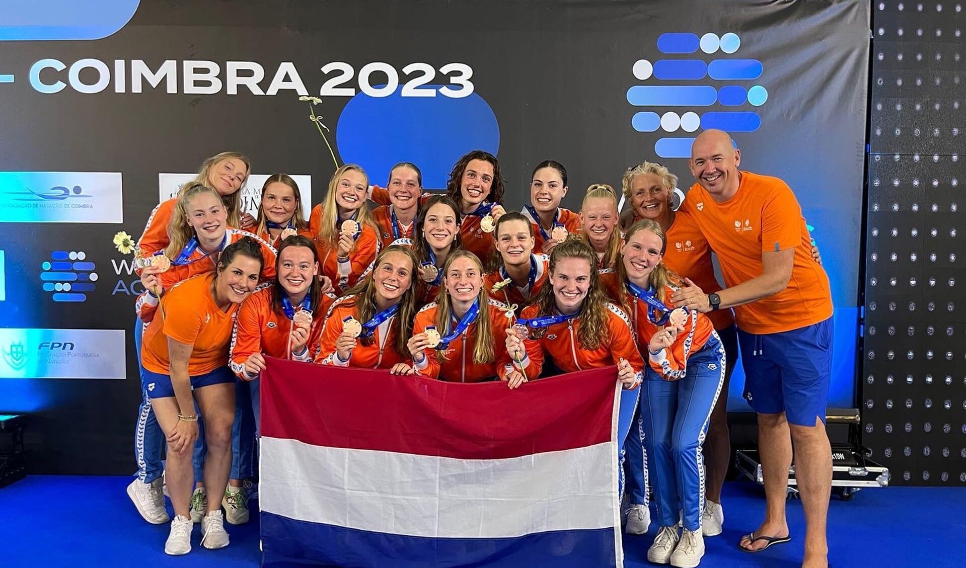 De Oranje meiden met in hun midden Aniek Roekevisch en Feline Voordouw. Foto: PR. 
