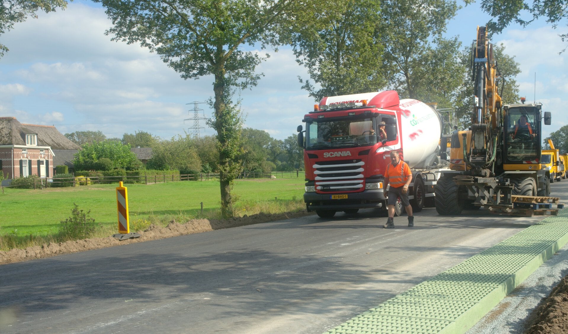 Werkzaamheden aan de Nettelhorsterweg; de weg is z’n geheel op de schop gegaan. Foto: PR