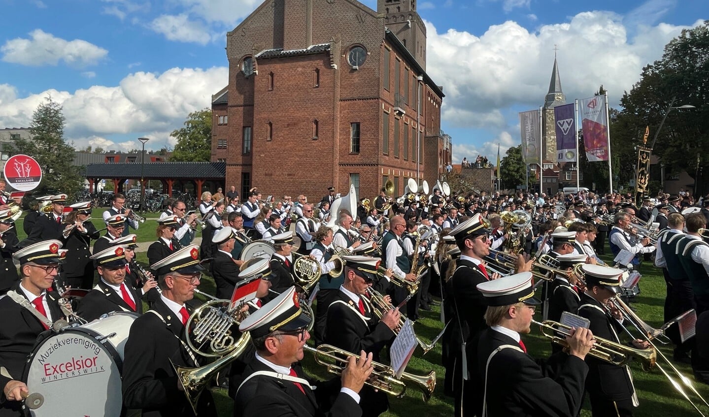 Alle muziekverenigingen waren aanwezig. Foto: Verona Westera