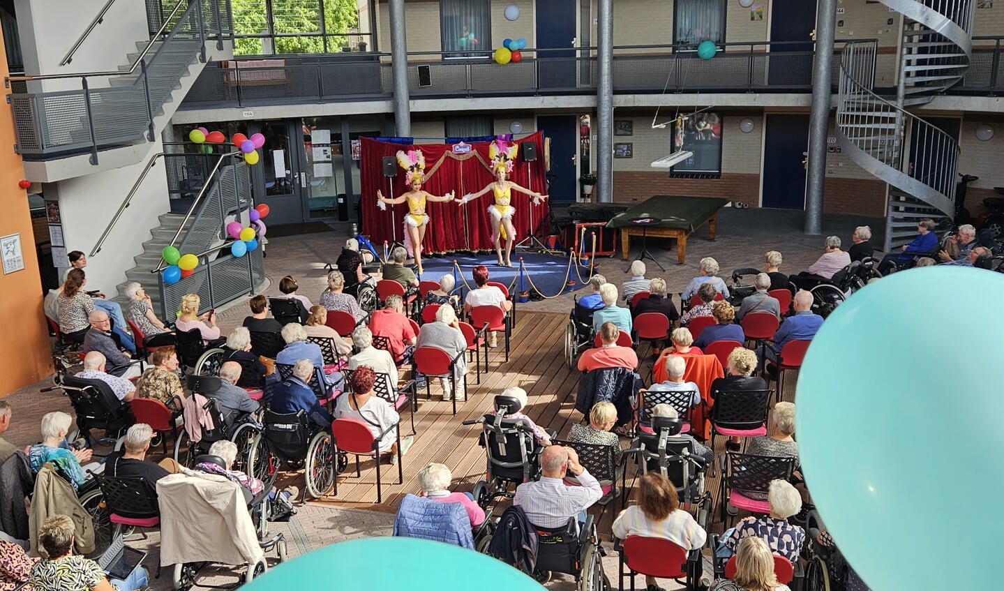 Bewoners van De Molenberg genieten van een circusvoorstelling van Cirknus in d' Orangie.