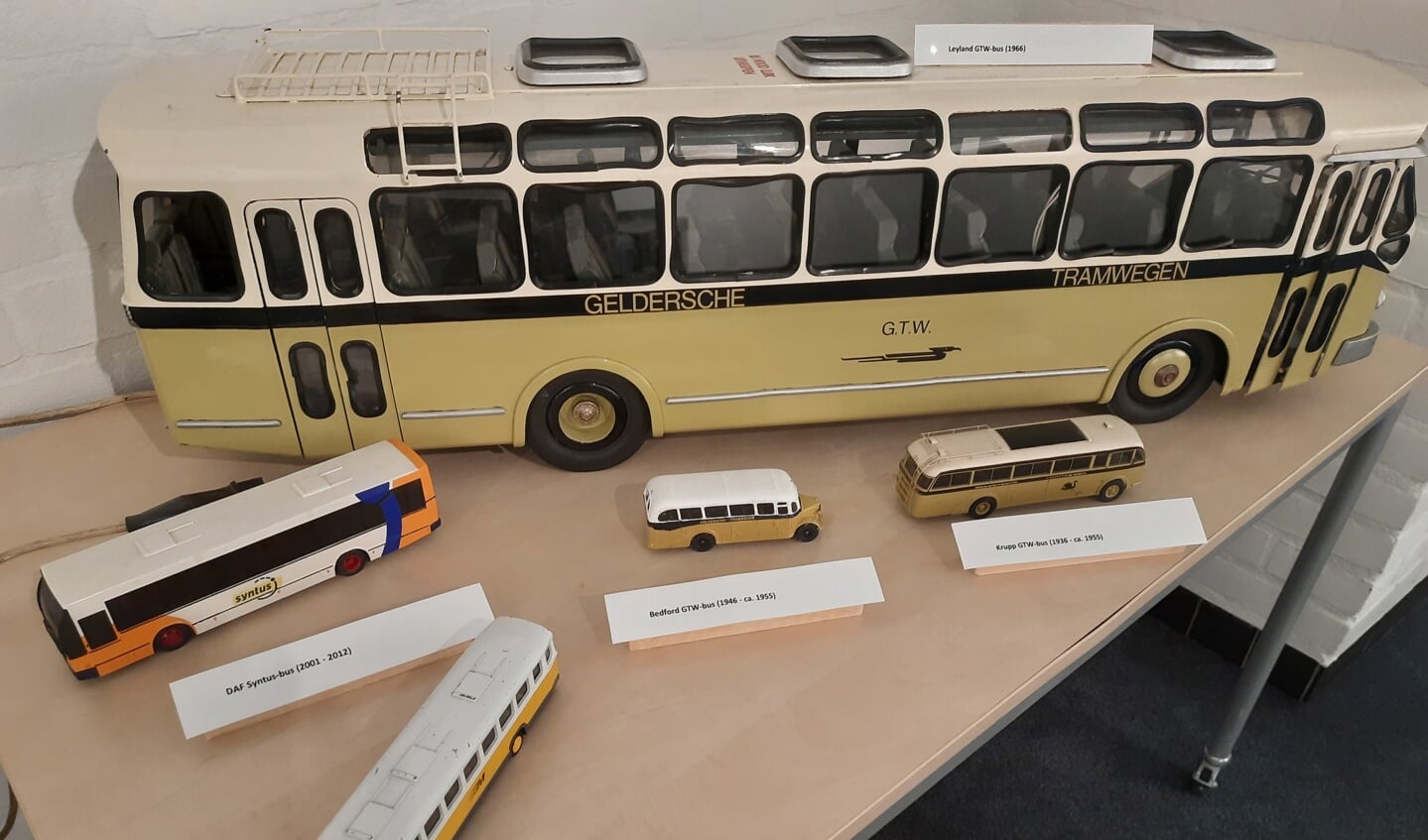 Modelbussen in de expositie. Foto: Oud Vorden