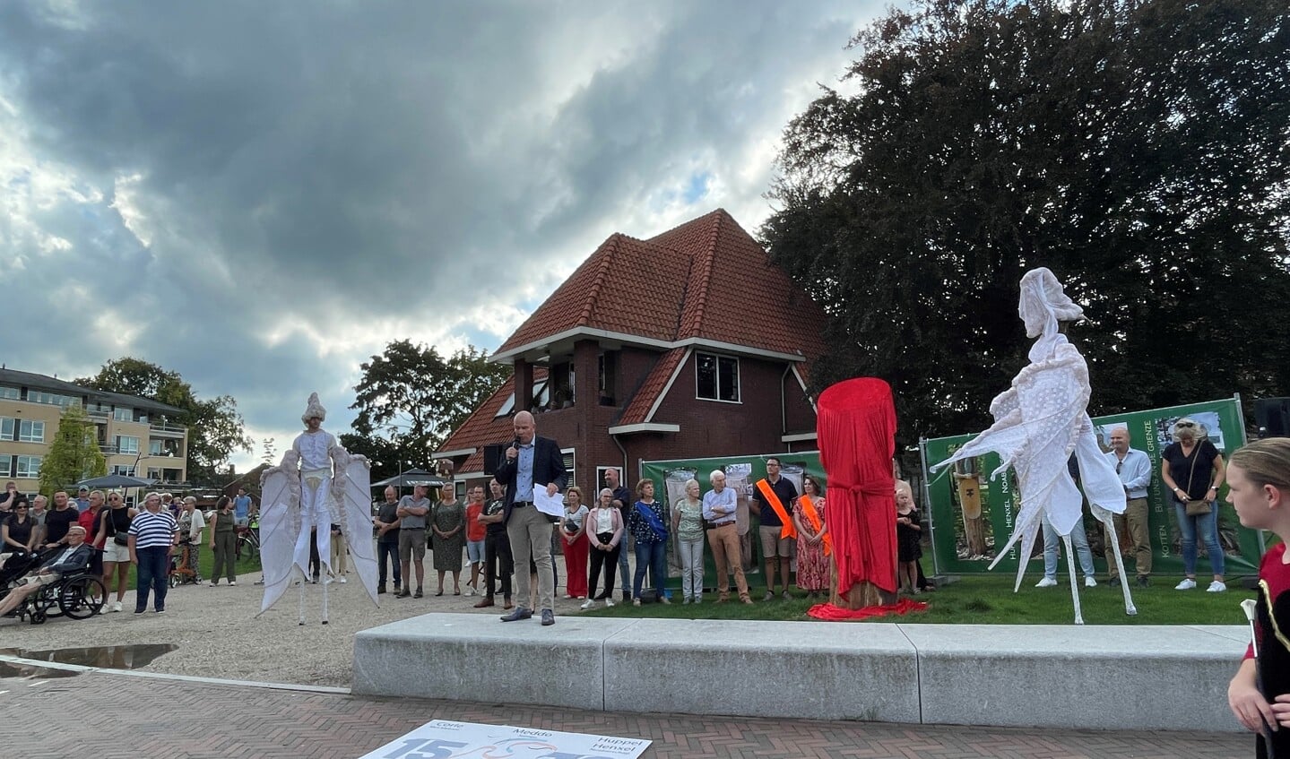 Wim Aalderink, voorzitter van de stuurgroep 1572, aan het woord voor de onthulling. Foto: Verona Westera