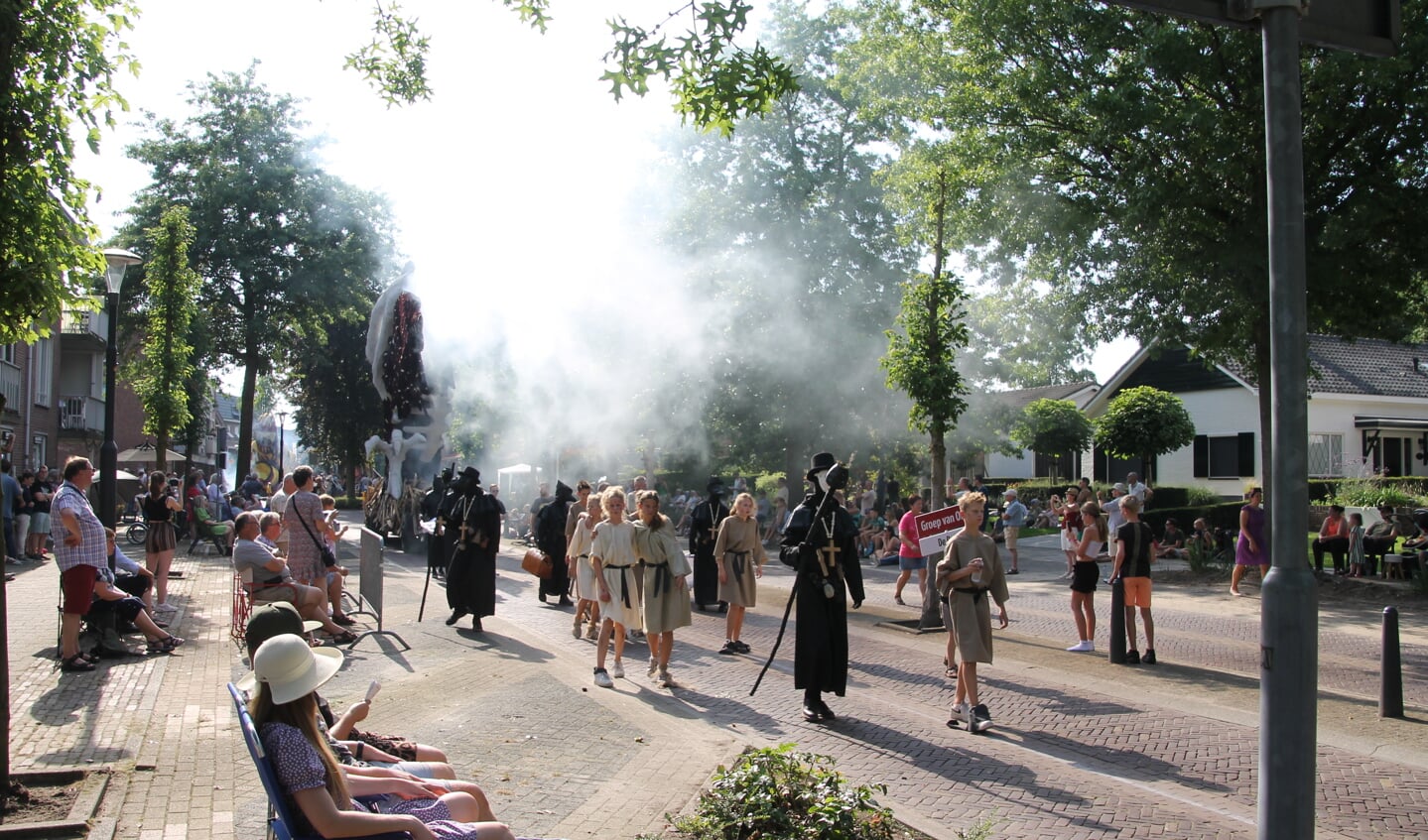 Veel figuranten en veel rook bij Groep van Ons (De pest). Foto: Annekée Cuppers