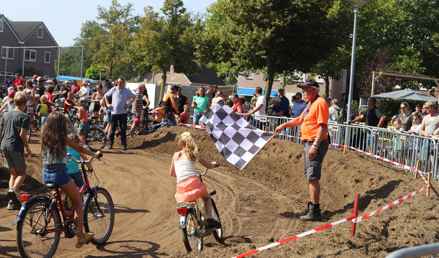 Ook de fietsers worden officieel een voor een afgevlagd. Foto: Sander Grootendorst