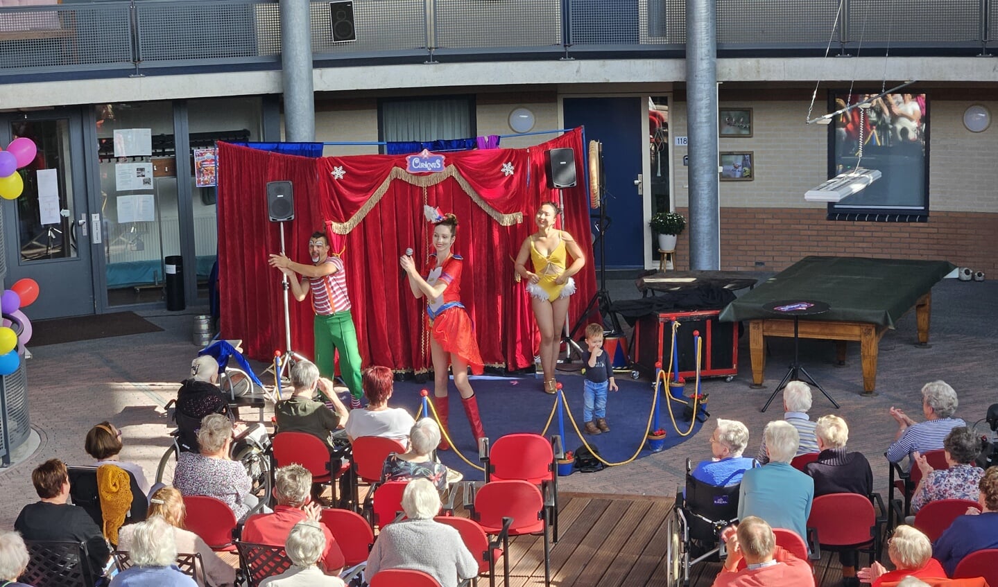 Bewoners van De Molenberg genieten van een circusvoorstelling van Cirknus in d' Orangie.