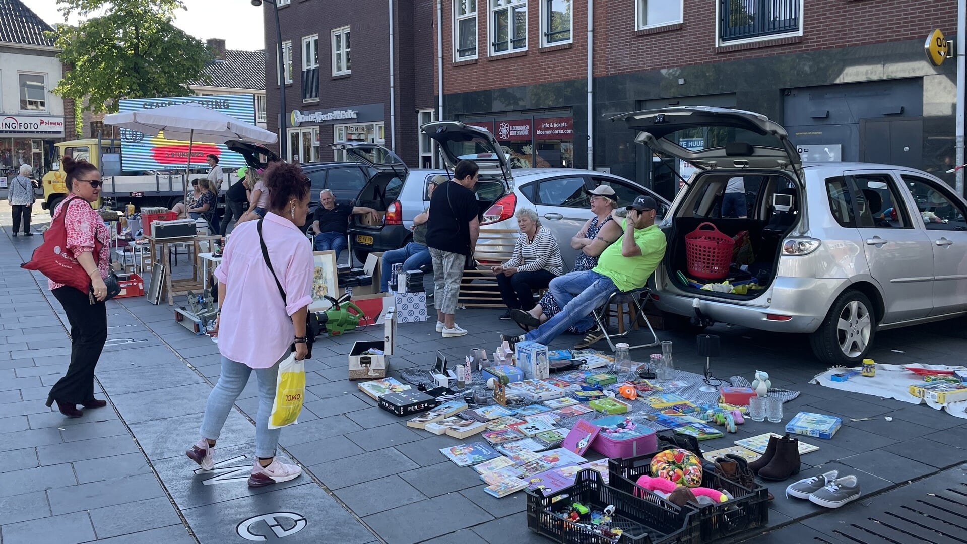 Tot laat in de middag blijven komen er bezoekers in het centrum.