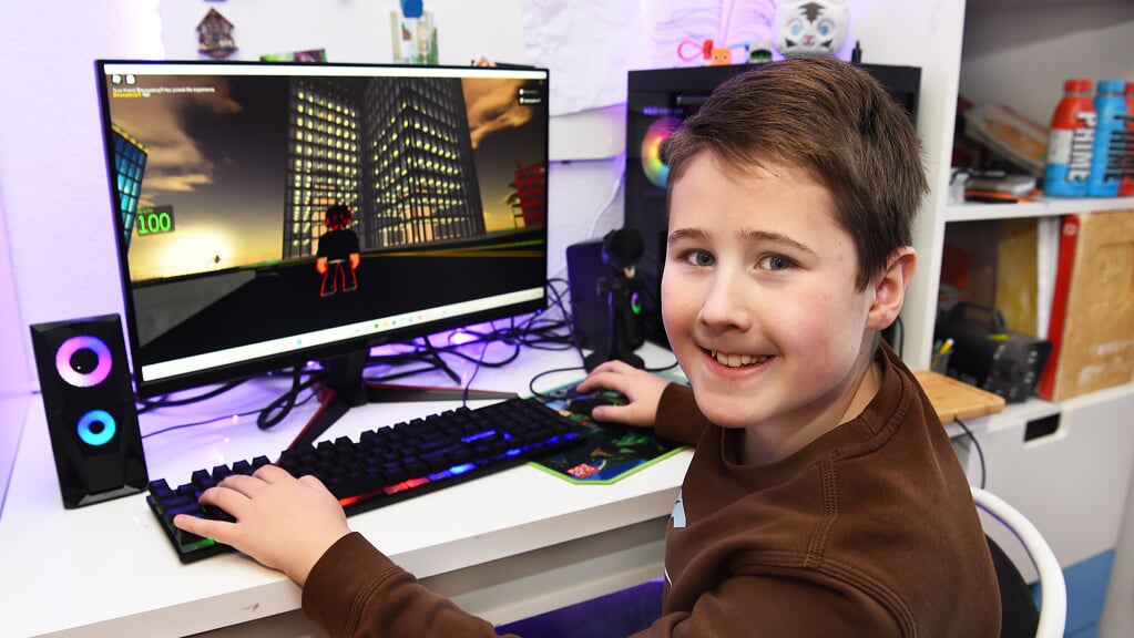 Julian Verbeek speelt Roblox. Foto: Roel Kleinpenning 