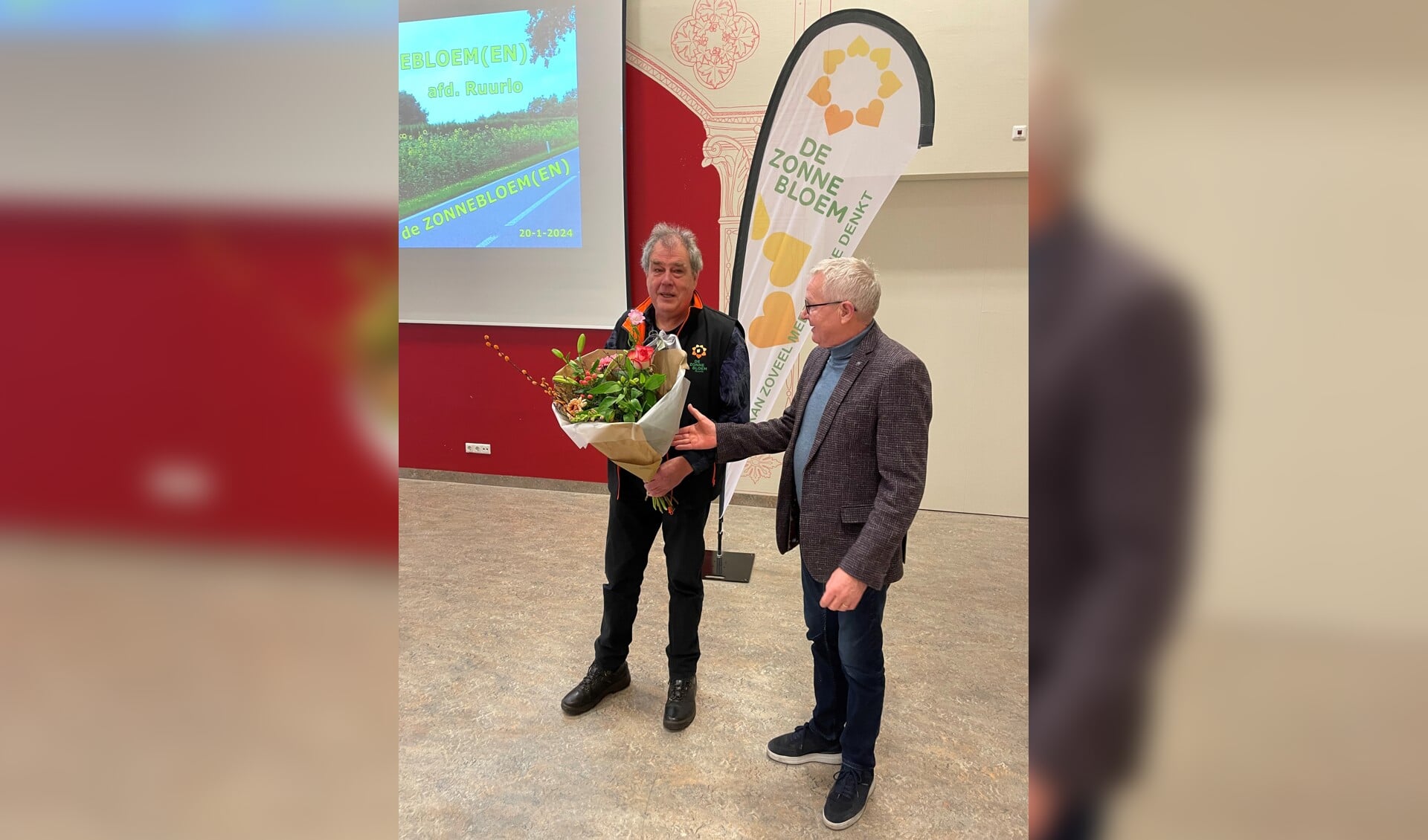 Vrijwilliger Henk ter Haar (l) ontving uit handen van Vincent Elferink, voorzitter van de regio Oost-Achterhoek een oorkonde en jubileumspeld. Foto: PR