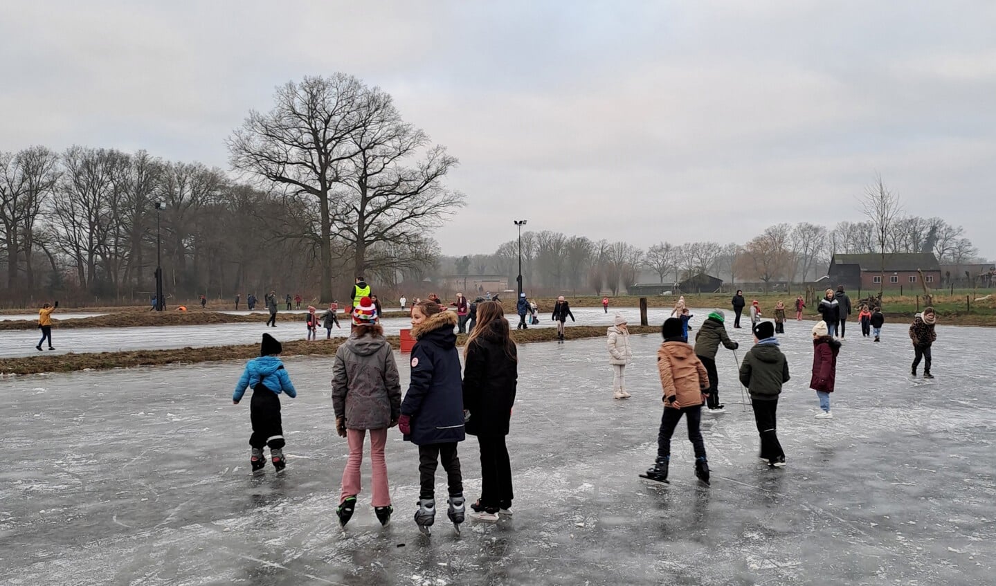 De leerlingen van De Dorpsschool hadden vrijdagochtend de ijsbaan een uurtje voor zichzelf. Schaatsen, glijden of sleeën; pret voor iedereen. Foto: Sander Worseling