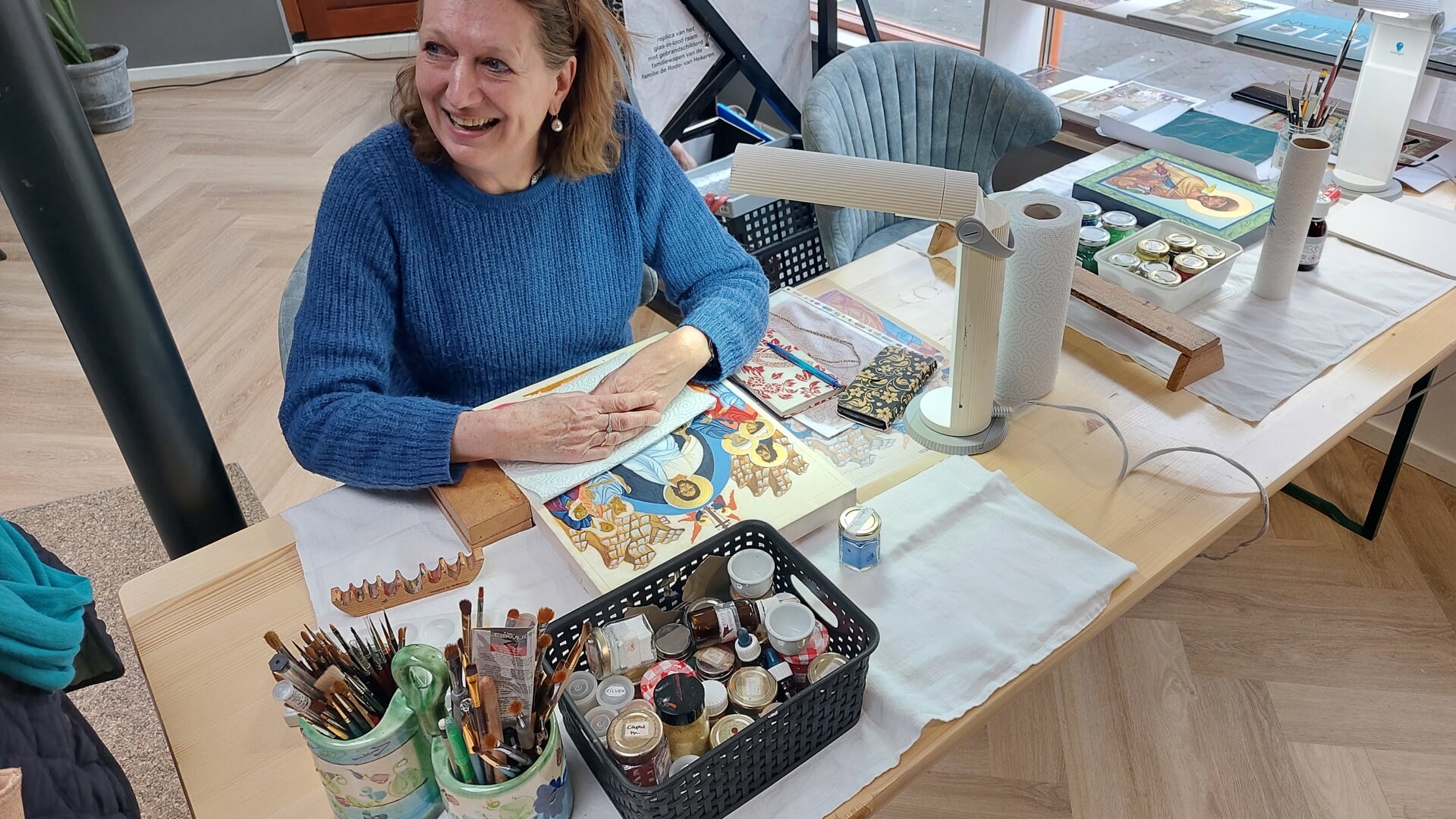 Liesbeth Smulders geeft een demonstratie Iconen schilderen in het HelenaHuis. Foto: Karin Stronks