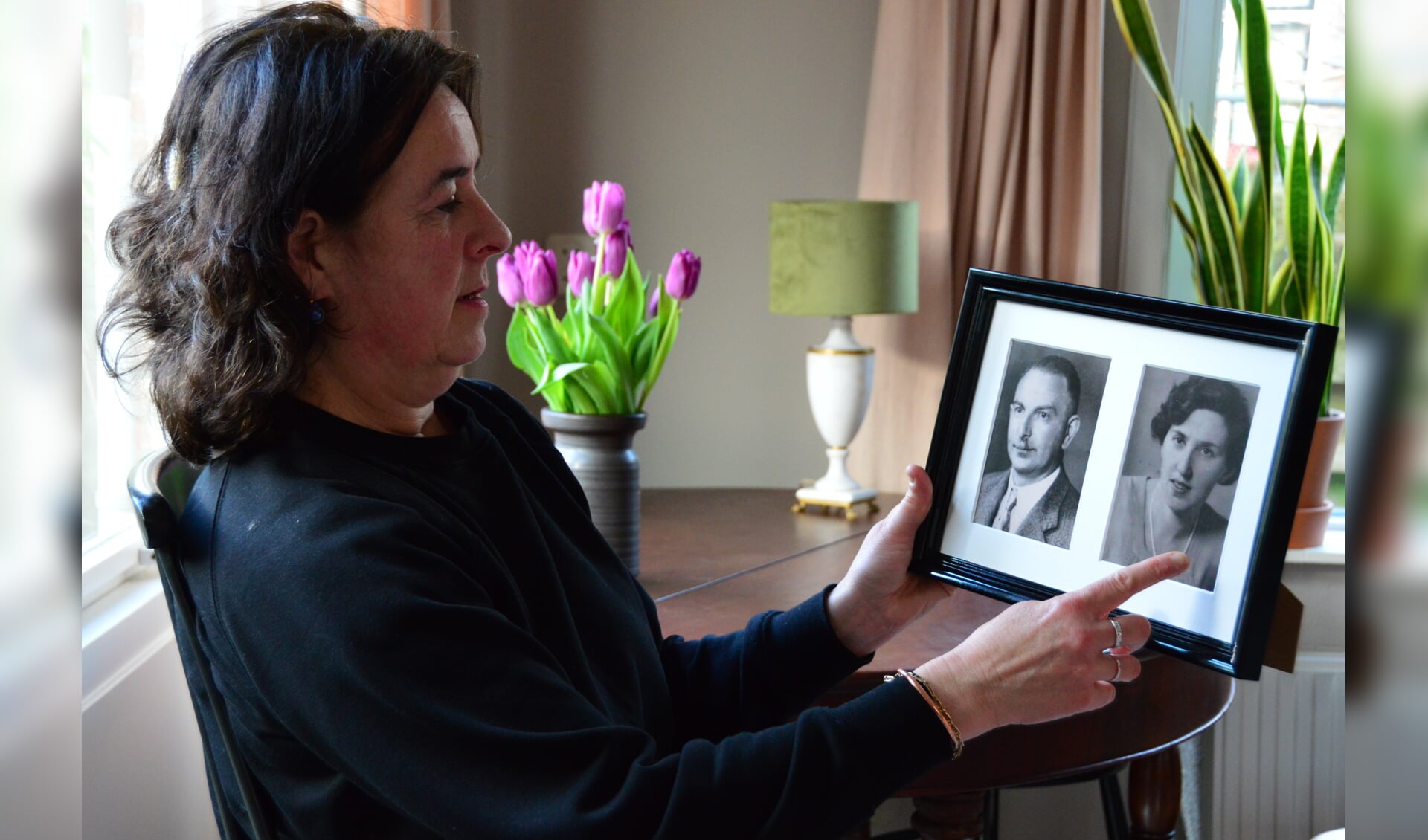 Esther Bánki toont de foto's van Siegfried en Karoline Günzburger die tijdens de Tweede Wereldoorlog in het huis woonden waar zij nu woont. Foto: Alize Hillebrink