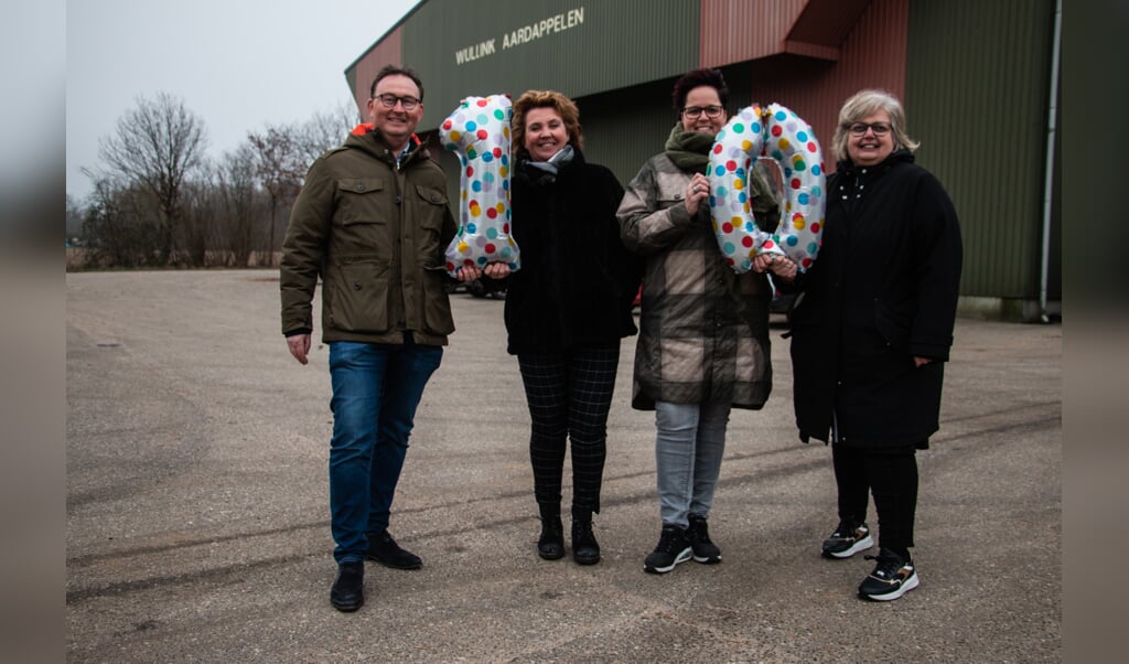 Remko Offringa, Germaine Goossens, Inge Slotboom en Elise Wiendels vieren het tienjarig jubileum van de Zwarte Markt. Foto: Liesbeth Spaansen