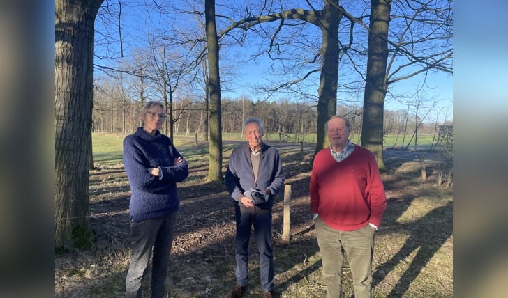Ans, Henk en Jaap (vlnr) vieren dat de Bomenwacht Oost Gelre 10 jaar bestaat. Foto: Barbara Pavinati