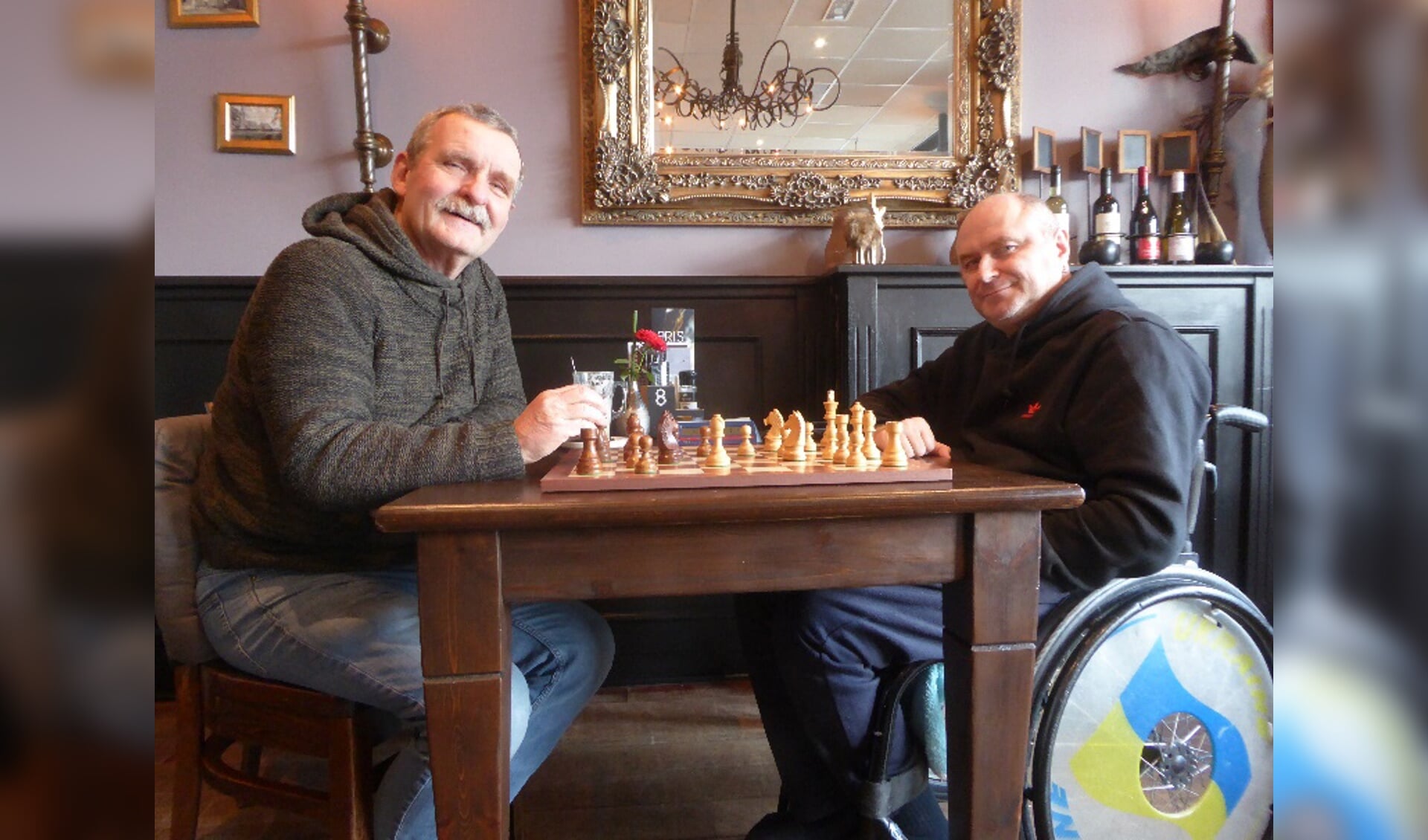 Denis Zhumela (r) en Pieter van Delft, winterkampioenen van de Ruurlose Schaakvriendencompetitie, spelen een partij schaak in café de Tapperij. Foto: PR