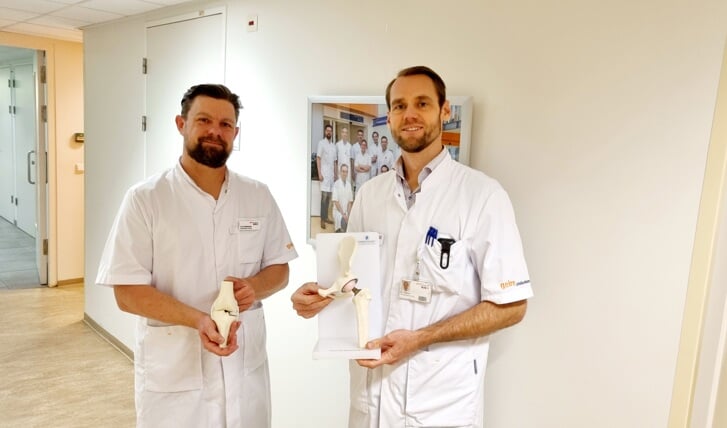 Orthopedisch chirurgen Casper Behrens (l) en Martijn Haighton. Foto: Gelre Ziekenhuizen