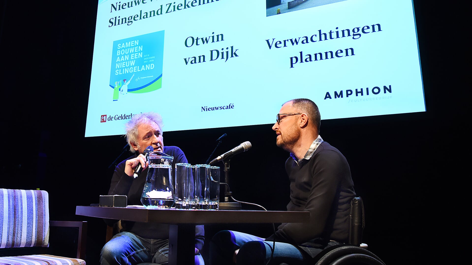 Henny Haggeman en Otwin van Dijk tijdens het vorige Nieuwscafé. Archieffoto: Roel Kleinpenning