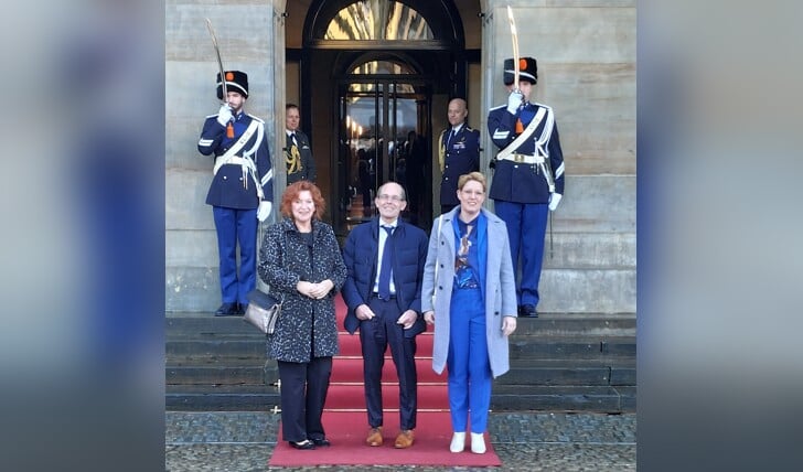 Marja Meesters, Wim Gudde en Anita Westerveld voor het Koninklijk Paleis. Foto: Geert Beijers