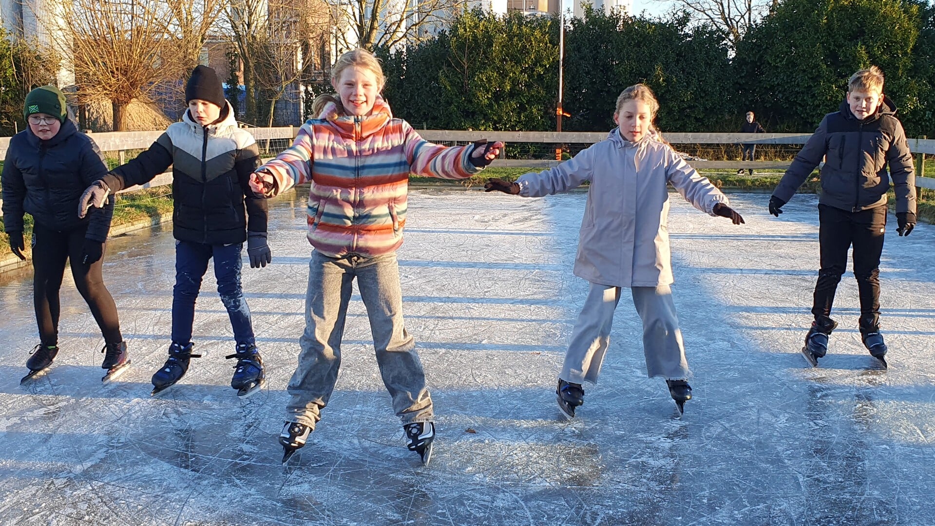 Bram, Jayvani, Fenne, Cato en Luuk beleven een plezierige schaatsmiddag op De Krabbelbaan van IJsclub 'De Molenkolk'. Foto: Alice Rouwhorst