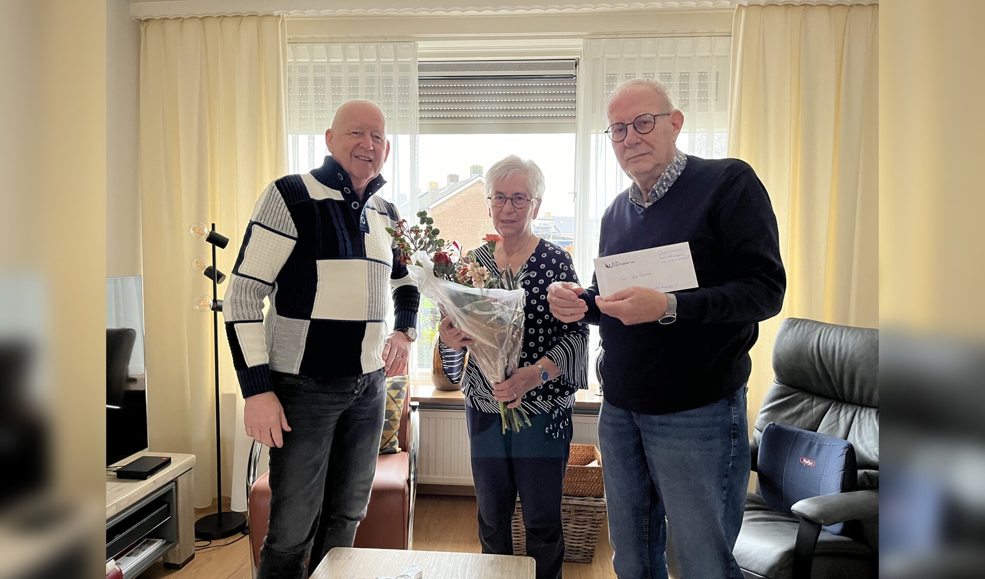 Vrijwilligerscoördinator Theo Hulshof zet namens SV Longa  Wim en Ria Vrijdag in de bloemetjes voor 37 jaar lang het verzorgen van de was. Foto: SV Longa