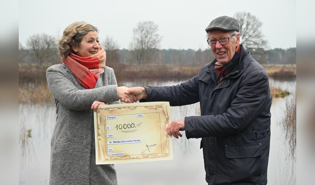Inez Rensink overhandigt de cheque van tien duizend euro aan Jacques Duivenvoorden, rentmeester van de Gorsselse Heide. Foto: PR