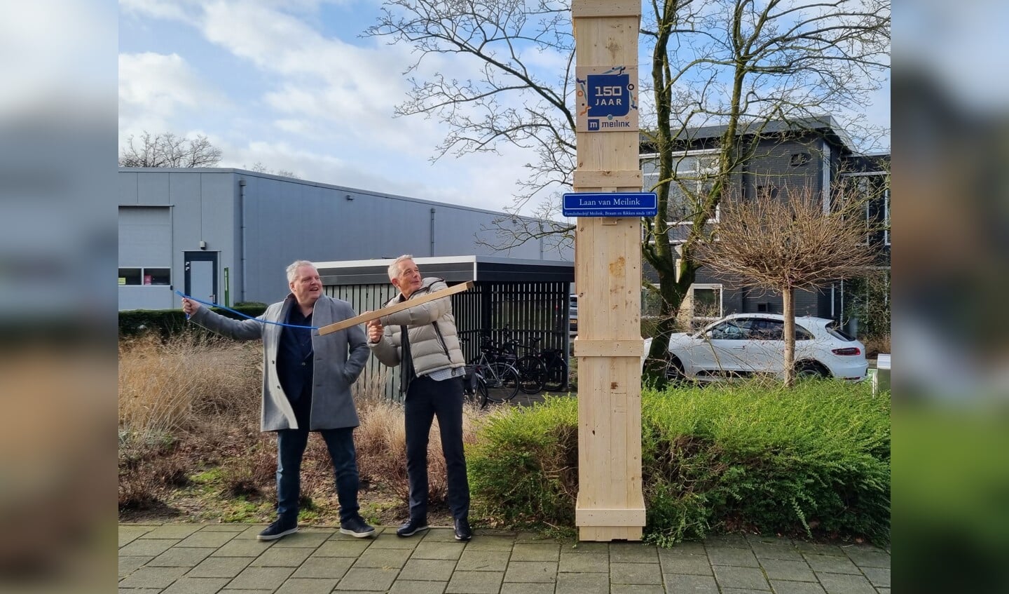 Wethouder Hans van der Noordt en Peter Rikken onthullen het nieuwe straatnaambordje ’Laan van Meilink; Familie Meilink, Braam en Rikken sinds 1874’. Foto: Rob Weeber