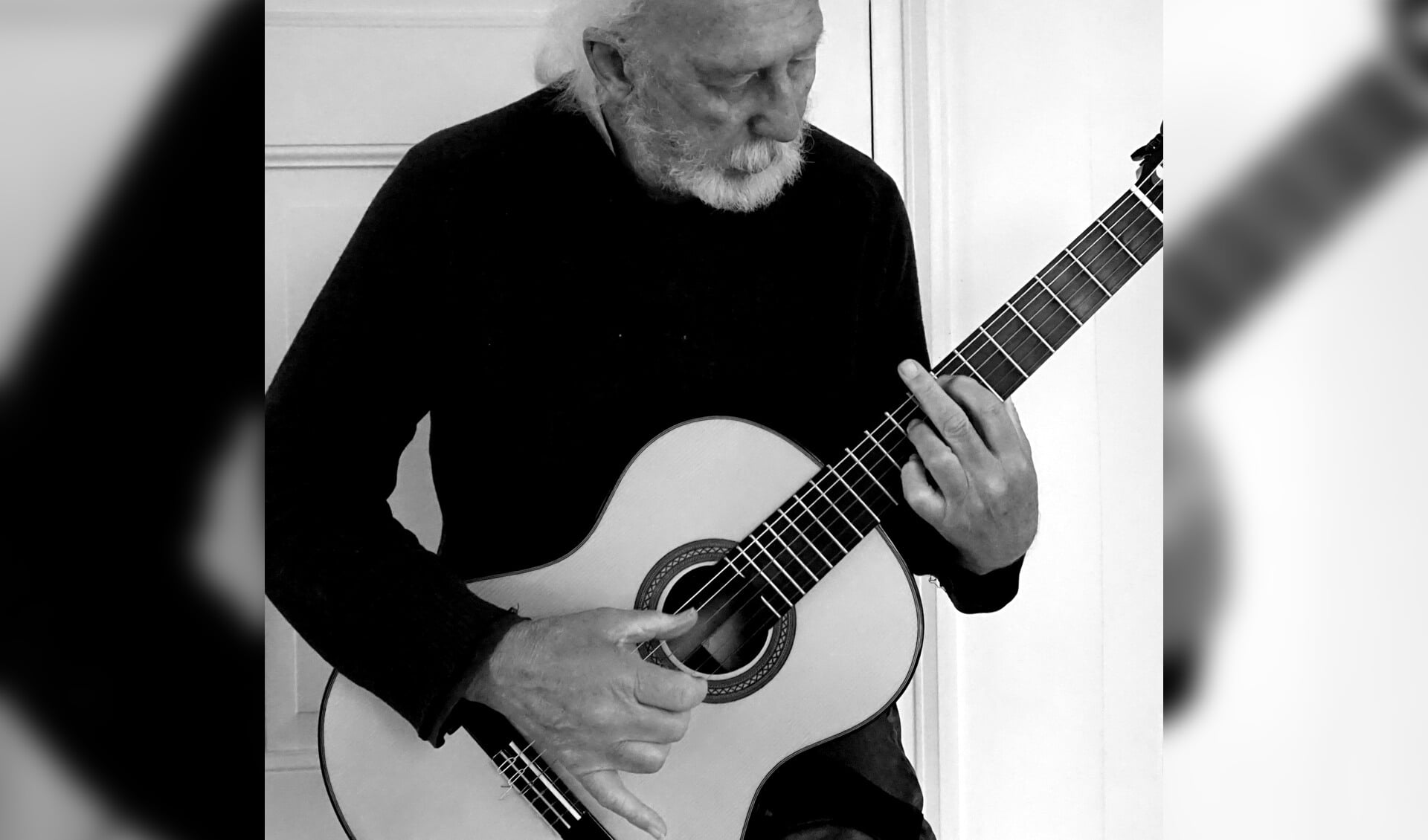 Jan Niraf op gitaar. Foto: PR