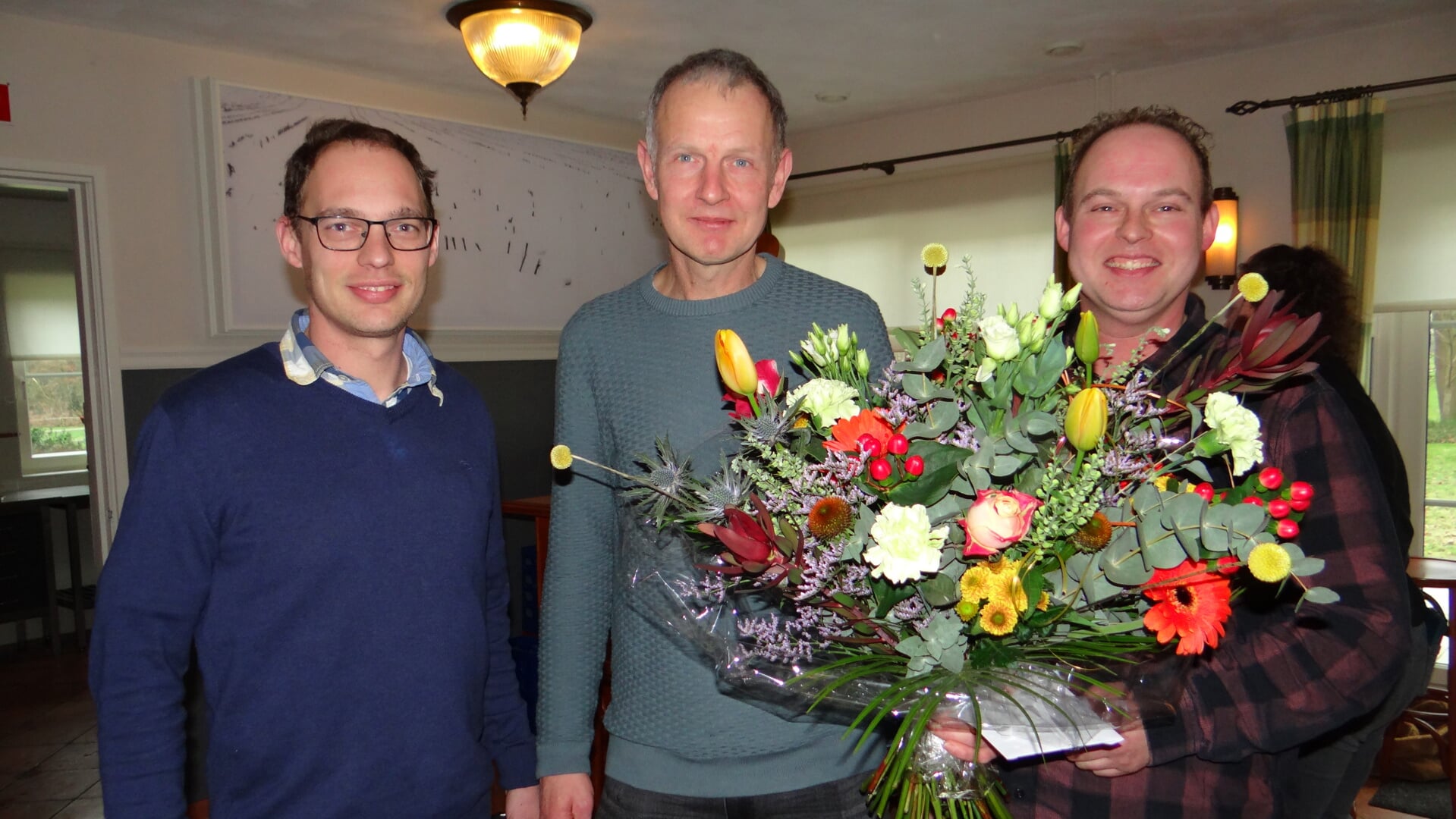 Eigenaren Erik Wolters (links) en Rob Wolters (rechts) feliciteren Peter Wolters met zijn veertigjarig arbeidsjubileum. Eigen foto
