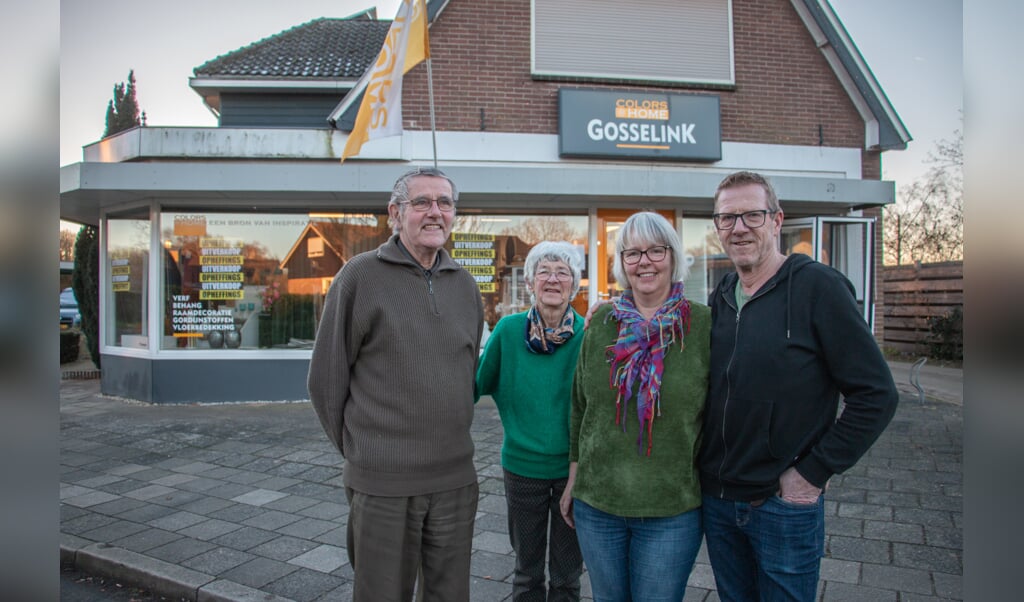 Henk en Dinie Gosselink en Riet en Hans Geurts voor de winkel, straks appartementen aan de Landlustweg. Foto: Liesbeth Spaansen