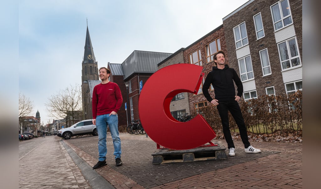 Jan Willem Kolkman (links) en Eric Schurink bij de letter C die door Stichting Bloemencorso geadopteerd is. Foto: Rick Mellink