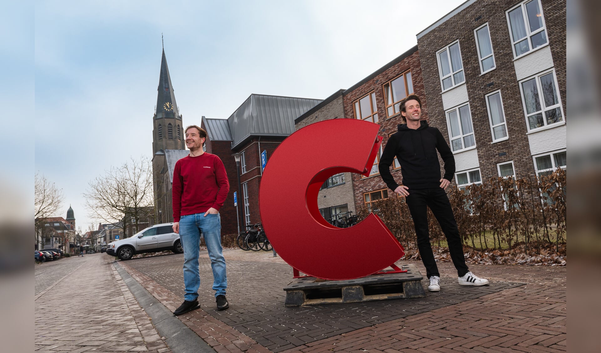 Jan Willem Kolkman (links) en Eric Schurink bij de letter C die door Stichting Bloemencorso geadopteerd is. Foto: Rick Mellink