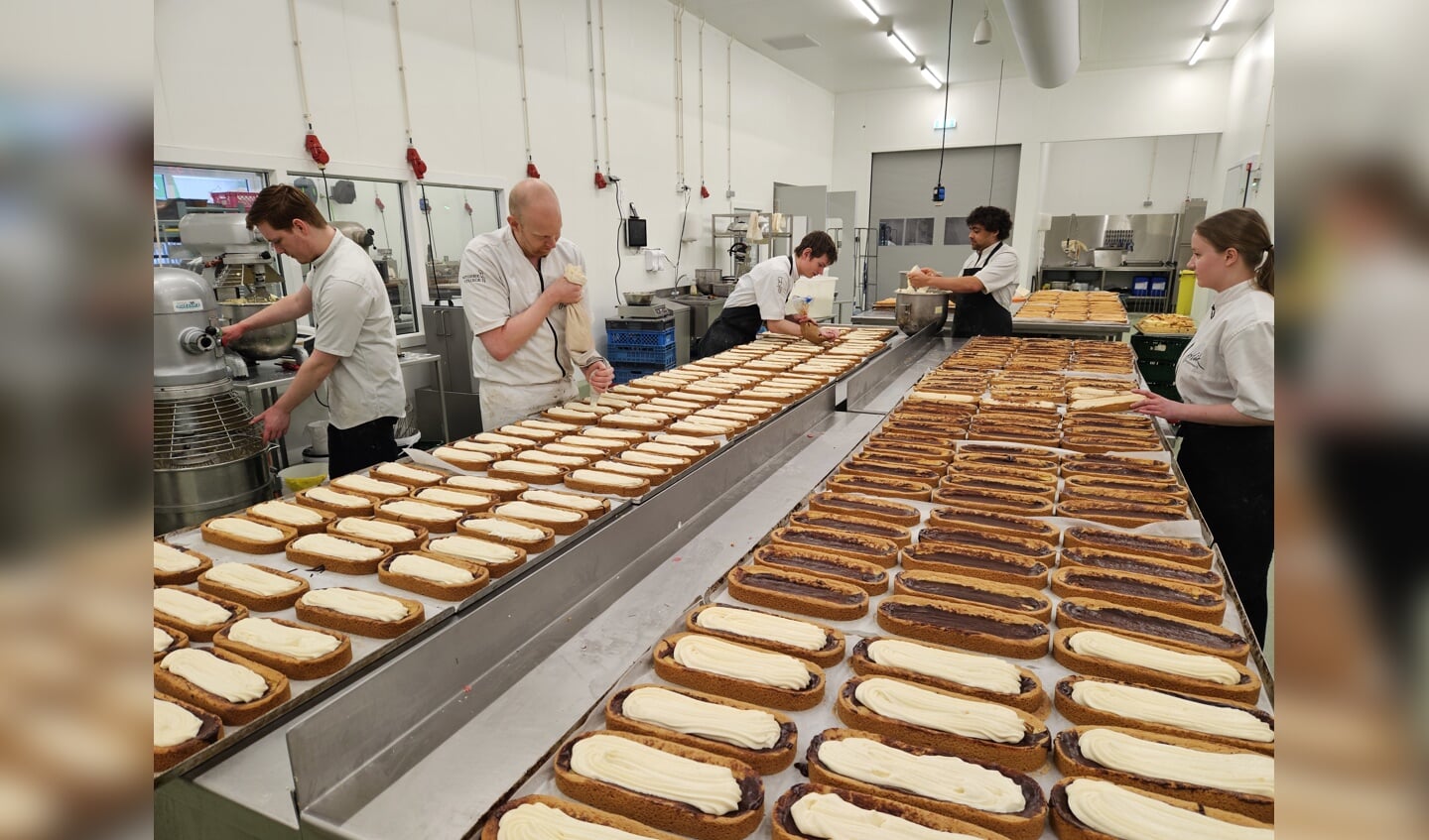 In de nieuwe bakkerij van Banketbakkerij Jolink hebben medewerkers alle ruimte om heerlijke producten te bereiden. Foto: Jordi Jolink