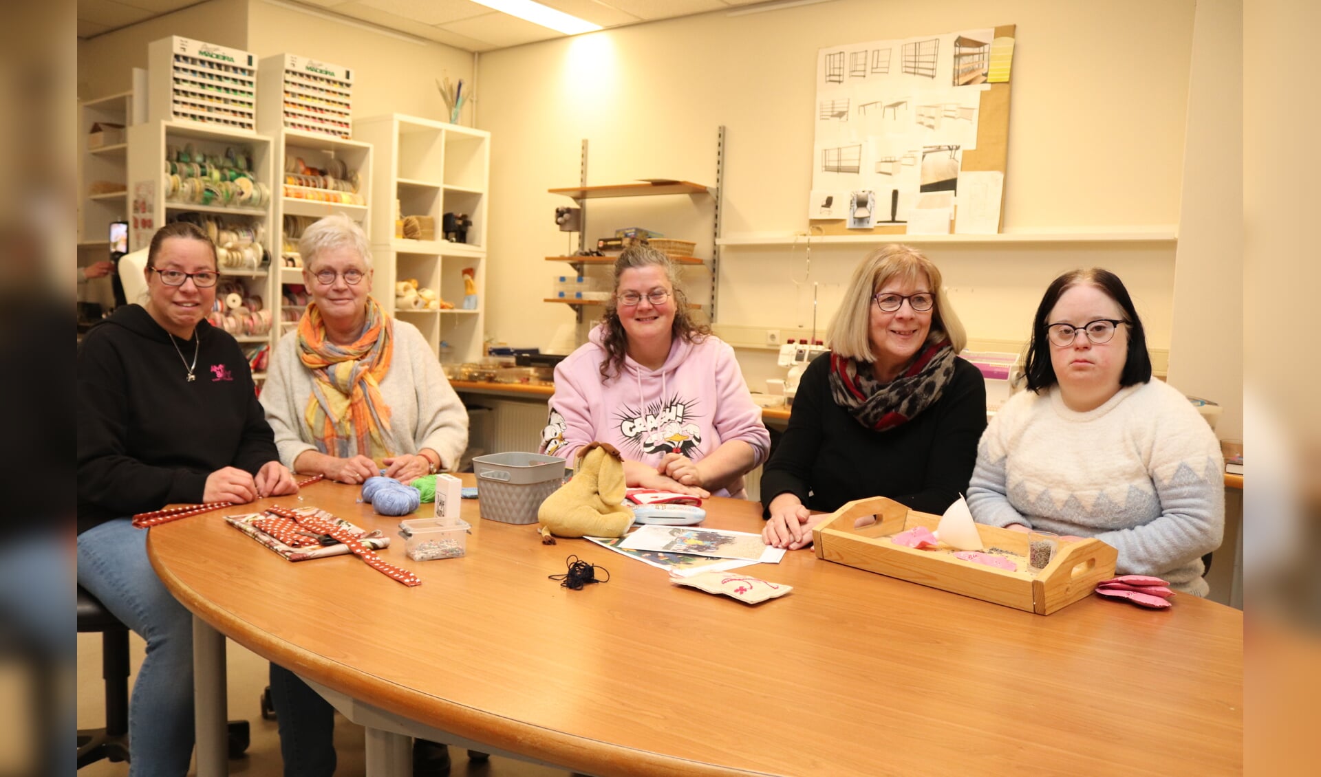 Greta Greven (tweede van rechts) aan tafel met vlnr Annemarijke, vrijwilligster Ada, Charlotte en Merve. Foto: Arjen Dieperink