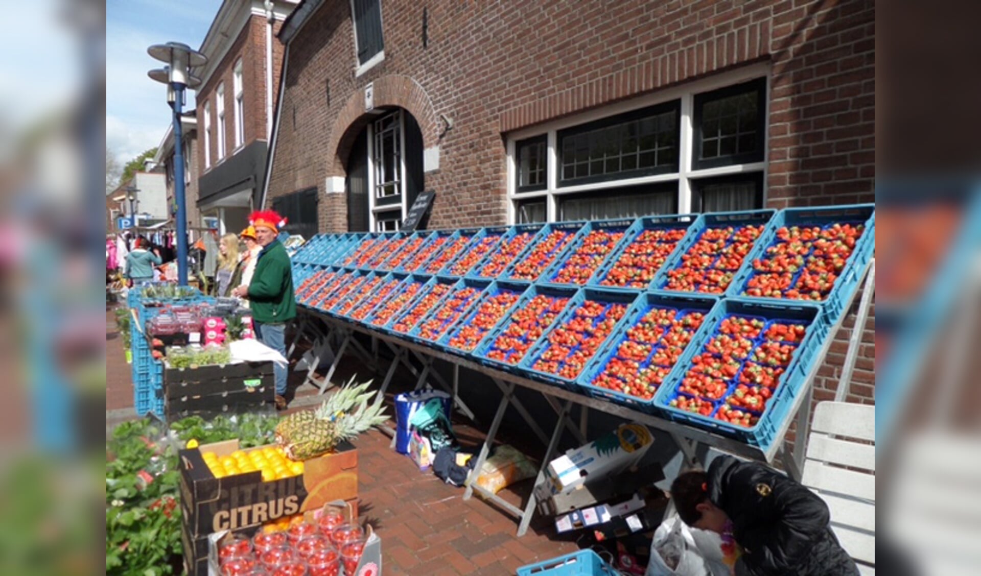 De Oranjemarkt in Eibergen is uitgegroeid tot een evenement met driehonderd kramen en grondplaatsen op Koningsdag. Foto: PR