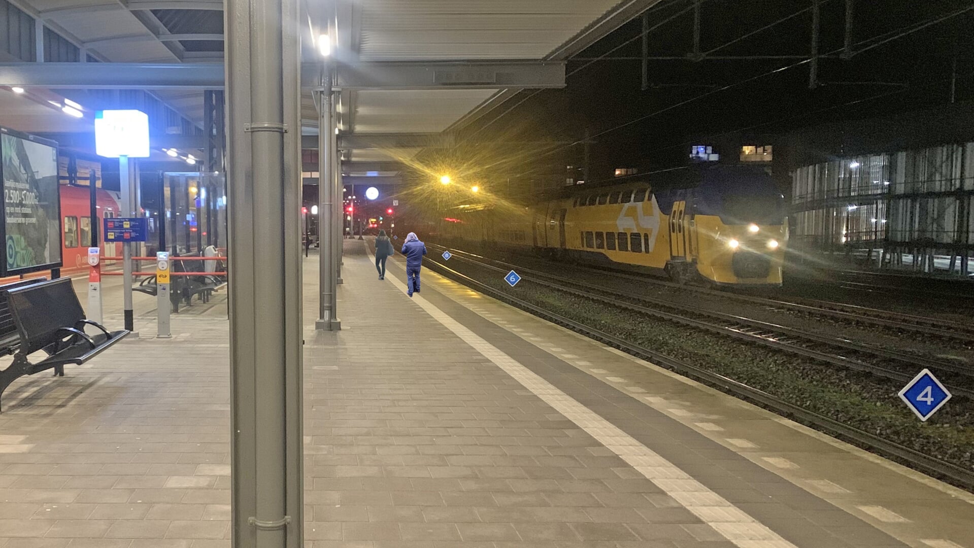 Station Zutphen bij nacht. De laatste trein uit Arnhem komt hier om 0.54 uur aan. Foto: Sander Grootendorst