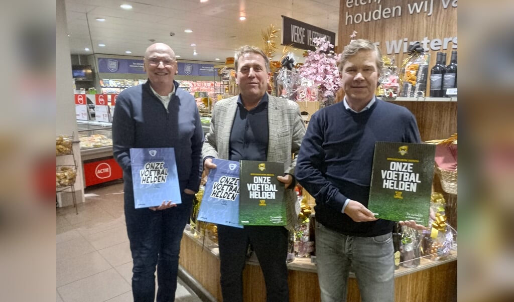 FC Trias-voorzitter Hans Berenschot, Plus Bruggers-eigenaar Jeroen Bruggers en voorzitter Arnold van der Meer van FC Winterswijk (vlnr). Foto: Bart Kraan