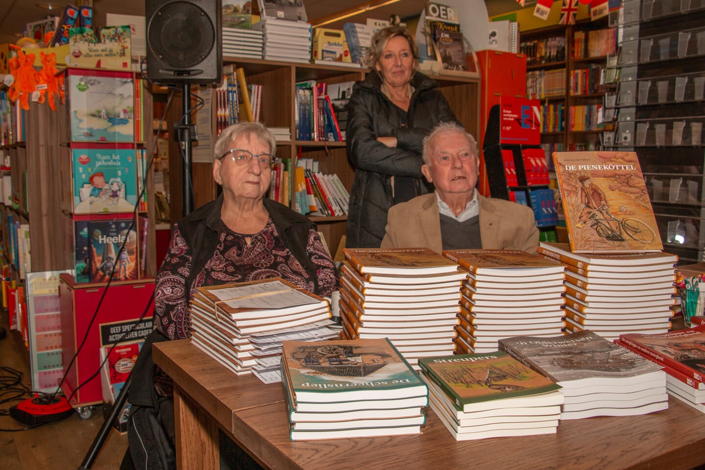 Tante Rikie en Theo Roes bij de boeken van Herman van Velzen, klaar om te signeren. Foto: Liesbeth Spaansen