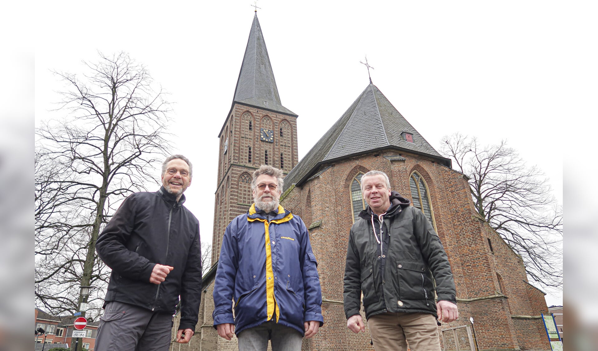 Organisatoren Albert Visscher, Henk Ellenkamp en Gert Hiddink (v.l.n.r.) bij de Remigiuskerk in Hengelo, een van de startpunten van de ‘wandelingen naar Pasen’. Foto: Luuk Stam