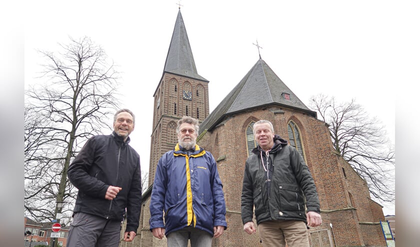 Organisatoren Albert Visscher, Henk Ellenkamp en Gert Hiddink (v.l.n.r.) bij de Remigiuskerk in Hengelo, een van de startpunten van de ‘wandelingen naar Pasen’. Foto: Luuk Stam