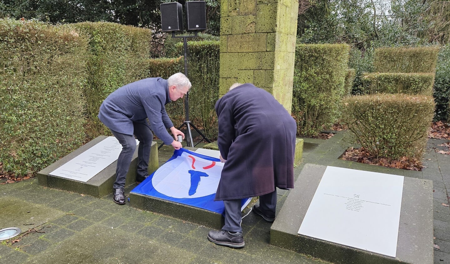 Wethouder Arjen Schutte (links) en Frits van Lochem onthullen de plaquette bij oorlogsmonument.