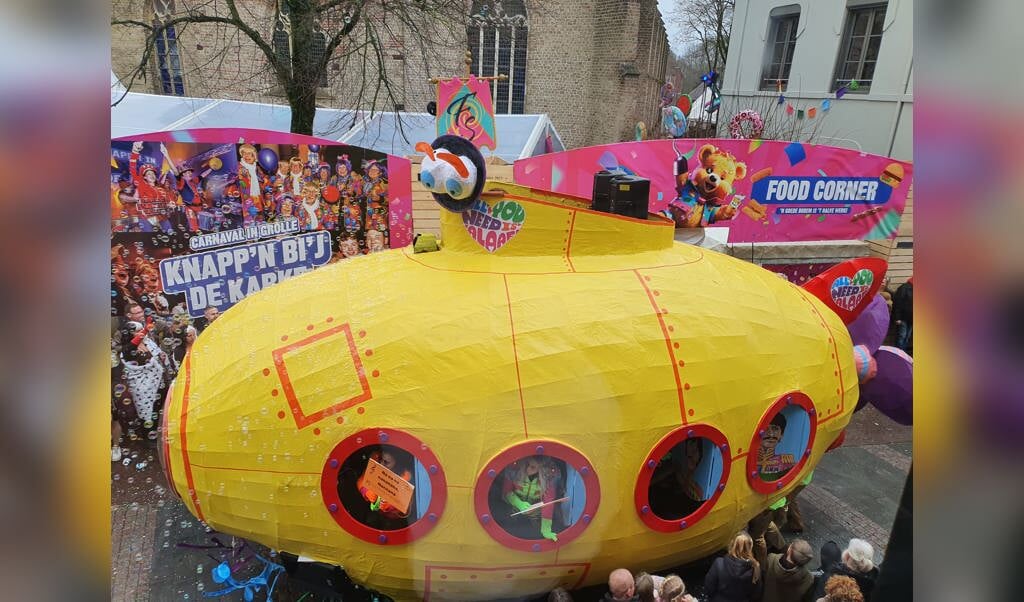 Blikvanger in de stoet is de Yellow Submarine van Groep Hertenkamp met 'All you need is alaaf!'. Foto: Henri Walterbos