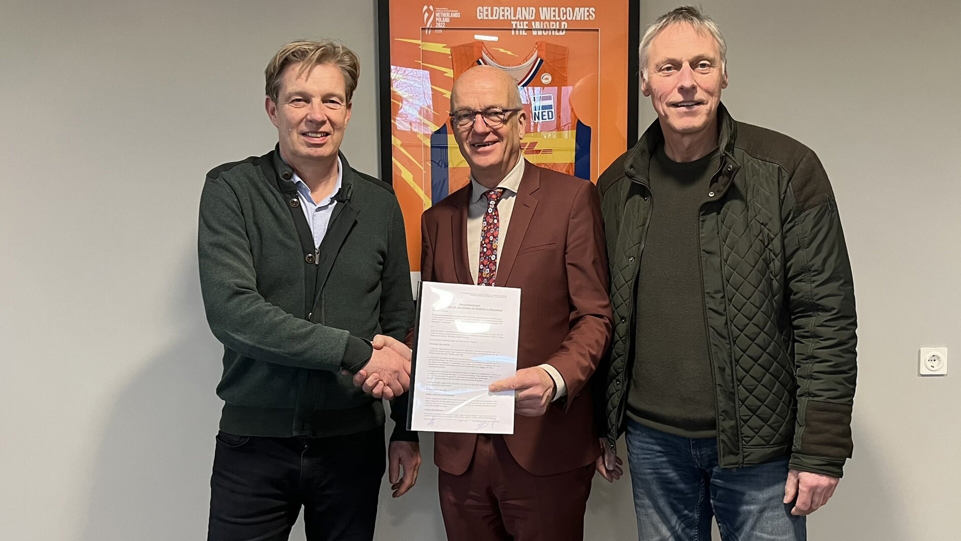 Harry de Vries van de gemeente Montferland samen met Dion Steenbergen en Wilbert Esselink met de overeenkomst. Foto: PR